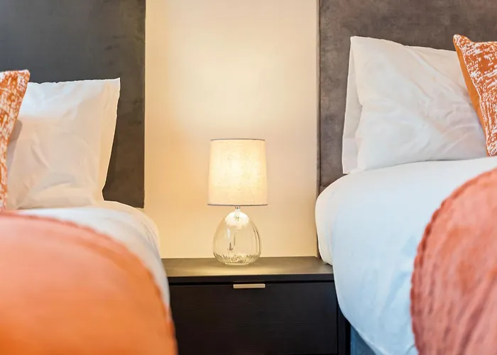 Shanti Suite - 2Bed 2Bath City Centre - Wifi - Netflix- Parking- Modern- Perfect For Family, Contractors, Leisure, Business By Shanti Nights