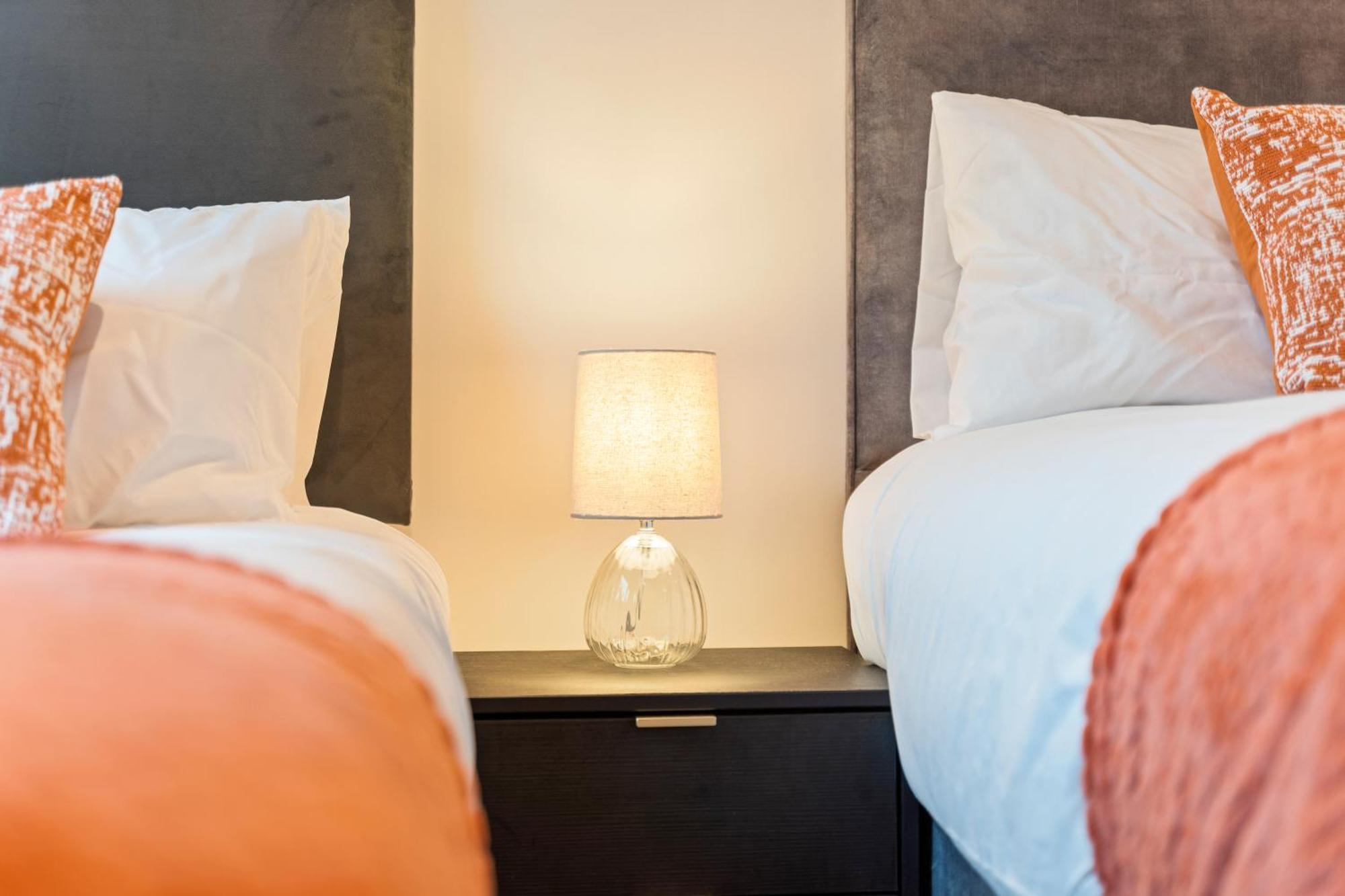 Shanti - 2bed 2bath Centre - Wifi - Netflix- Parking- Modern- Perfect For Family, Contractors, Leisure, Business By Shanti Nights Appartamento