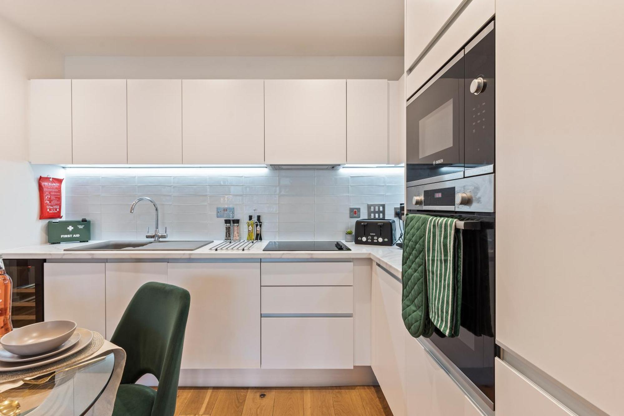 Shanti - 2bed 2bath Centre - Wifi - Netflix- Parking- Modern- Perfect For Family, Contractors, Leisure, Business By Shanti Nights Appartamento *