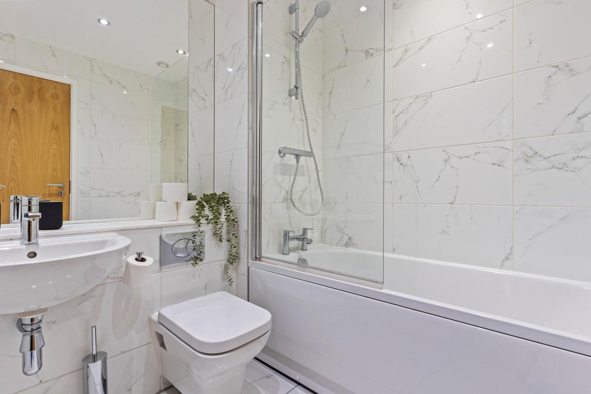 Shanti - 2bed 2bath Centre - Wifi - Netflix- Parking- Modern- Perfect For Family, Contractors, Leisure, Business By Shanti Nights Appartamento